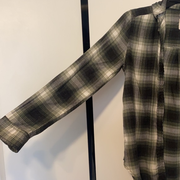 Green and white flannel from American eagle - Picture 3 of 4